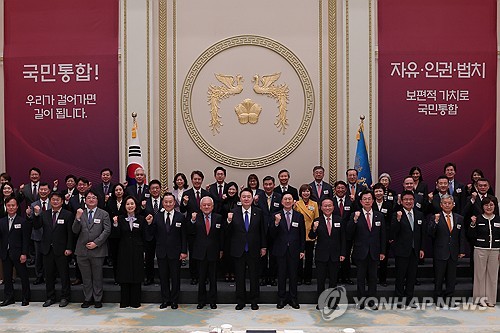 (서울=연합뉴스) 임헌정 기자 = 윤석열 대통령이 17일 오후 청와대 영빈관에서 열린 국민통합위원회 만찬에서 김한길 국민통합위원장, 국민의힘 김기현 대표 등 참석자들과 기념촬영을 하고 있다. 2023.10.17 [대통령실 제공. 재판매 및 DB 금지] kane@yna.co.kr