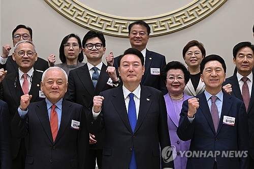 (서울=연합뉴스) 임헌정 기자 = 윤석열 대통령이 17일 오후 청와대 영빈관에서 열린 국민통합위원회 만찬에서 김한길 국민통합위원장, 국민의힘 김기현 대표 등 참석자들과 기념촬영을 하고 있다. 2023.10.17 [대통령실 제공. 재판매 및 DB 금지] kane@yna.co.kr