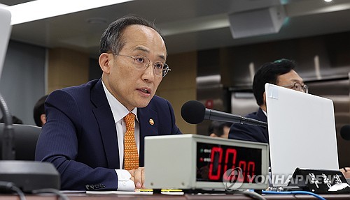 (세종=연합뉴스) 김주형 기자 = 추경호 경제부총리 겸 기획재정부 장관(가운데)이 19일 오전 세종시 정부세종청사에서 열린 국회 기획재정위원회의 기획재정부에 대한 국정감사에서 의원 질의에 답변하고 있다. 2023.10.19 kjhpress@yna.co.kr