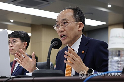 (세종=연합뉴스) 김주형 기자 = 추경호 경제부총리 겸 기획재정부 장관이 19일 오전 세종시 정부세종청사에서 열린 국회 기획재정위원회의 기획재정부에 대한 국정감사에서 의원 질의에 답변하고 있다. 2023.10.19 kjhpress@yna.co.kr
