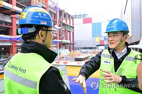 차세대 반도체 단지 건설 현장 점검하는 이재용 회장