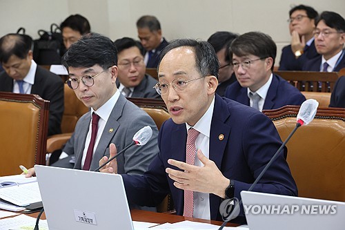 (서울=연합뉴스) 이정훈 기자 = 추경호 부총리 겸 기획재정부 장관이 20일 국회 기획재정위원회에서 열린 기획재정부에 대한 국정감사에서 의원질의에 답변하고 있다. 2023.10.20 uwg806@yna.co.kr