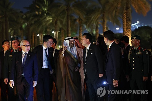 (리야드=연합뉴스) 진성철 기자 = 사우디아라비아를 국빈 방문한 윤석열 대통령과 김건희 여사가 21일(현지시간) 리야드 인근에 위치한 사우디 왕국의 기원지라 할 수 있는 디리야 유적지를 방문하고 있다. 2023.10.22  [공동취재] zjin@yna.co.kr