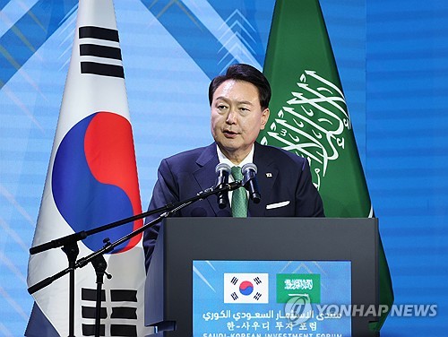 (리야드=연합뉴스) 진성철 기자 = 사우디아라비아를 국빈 방문 중인 윤석열 대통령이 22일(현지시간) 리야드의 페어몬트 호텔에서 열린 한·사우디 투자포럼에서 격려사를 하고 있다. 2023.10.23 zjin@yna.co.kr