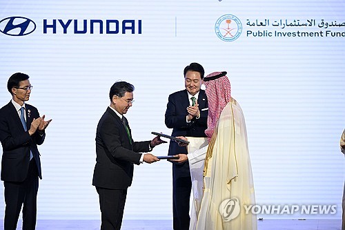 (리야드=연합뉴스) 진성철 기자 = 사우디아라비아를 국빈 방문 중인 윤석열 대통령이 22일(현지시간) 리야드의 페어몬트 호텔에서 열린 현대차·PIF 자동차 생산 합작투자 계약에서 장재훈 현대차 사장(왼쪽 두번째)와 야지드 알후미에드 사우디 국부펀드(PIF) 부총재의 계약서 교환을 보며 박수치고 있다. 2023.10.23  [공동취재] zjin@yna.co.kr
