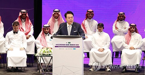 (리야드=연합뉴스) 임헌정 기자 = 사우디아라비아를 국빈 방문 중인 윤석열 대통령이 23일(현지시간) 리야드의 킹 사우드 대학에서 열린 '사우디 미래 세대와의 대화'에서 '청년, 미래를 이끄는 혁신의 주인공'을 주제로 강연한 뒤 질문에 답하고 있다. 2023.10.23 kane@yna.co.kr