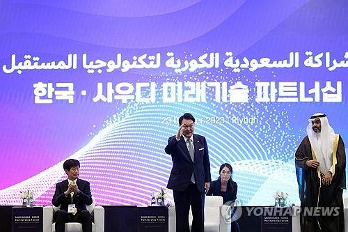 (리야드=연합뉴스) 임헌정 기자 = 사우디아라비아를 국빈 방문 중인 윤석열 대통령이 23일(현지시간) 리야드의 사우디 왕립과학기술원에서 열린 한·사우디 미래기술 파트너십 포럼에서 참석자들에게 인사하고 있다. 2023.10.24 [공동취재] kane@yna.co.kr