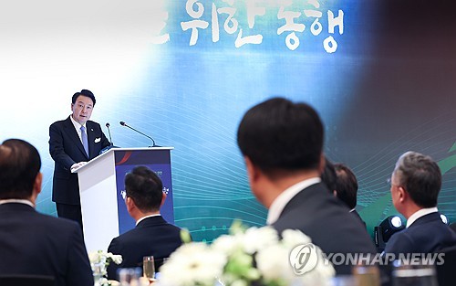(리야드=연합뉴스) 진성철 기자 = 사우디아라비아를 국빈 방문 중인 윤석열 대통령이 23일(현지시간) 리야드의 메리어트 호텔에서 열린 동행 경제인 만찬에서 격려사를 하고 있다. 2023.10.24 zjin@yna.co.kr