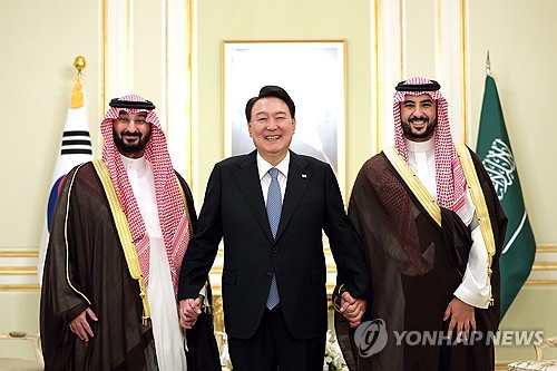 (리야드=연합뉴스) 임헌정 기자 = 사우디아라비아를 국빈 방문 중인 윤석열 대통령이 23일(현지시간) 오후 영빈관에서 칼리드 빈 살만 알 사우드 사우디 국방장관(오른쪽)과 압둘라 빈 반다르 알 사우드 국가방위부 장관 접견에 앞서 기념촬영을 하고 있다. 2023.10.24 [공동취재] kane@yna.co.kr