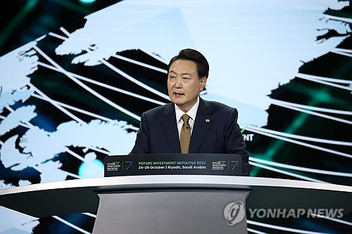 (리야드=연합뉴스) 임헌정 기자 = 사우디아라비아를 국빈 방문 중인 윤석열 대통령이 24일(현지시간) 리야드의 킹 압둘아지즈 국제 콘퍼런스 센터(KAICC)에서 열린 미래 투자 이니셔티브 포럼 대담에서 발언하고 있다. 2023.10.24 kane@yna.co.kr
