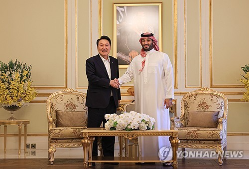 (리야드=연합뉴스) 임헌정 기자 = 윤석열 대통령이 24일(현지시간) 사우디아라비아 리야드 영빈관을 방문한 무함마드 빈 살만 사우디 왕세자와 기념촬영을 하고 있다. 윤 대통령과 빈 살만 왕세자는 환담 후 미래 투자 이니셔티브 포럼 대담 행사장으로 함께 이동했다. 2023.10.24 [공동취재] kane@yna.co.kr