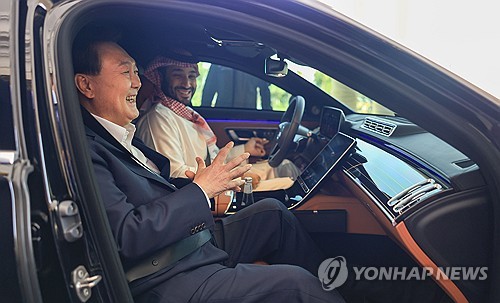 (리야드=연합뉴스) 임헌정 기자 = 윤석열 대통령이 24일(현지시간) 사우디아라비아 리야드 영빈관을 방문한 무함마드 빈 살만 사우디 왕세자와 함께 미래 투자 이니셔티브(FII) 포럼 참석을 위해 차량에 탑승해 있다. 2023.10.24 [공동취재] kane@yna.co.kr