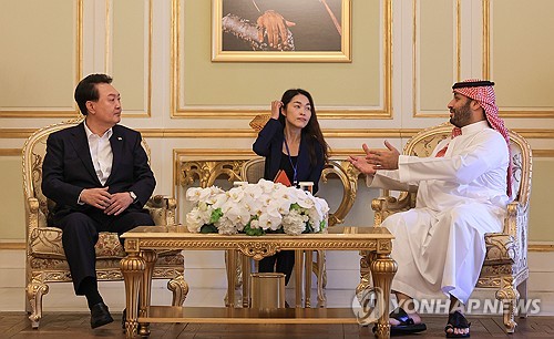 (리야드=연합뉴스) 임헌정 기자 = 윤석열 대통령이 24일(현지시간) 사우디아라비아 리야드 영빈관을 방문한 빈 살만 사우디 왕세자와 환담하고 있다. 윤 대통령과 빈 살만 왕세자는 환담 후 미래 투자 이니셔티브 포럼 대담 행사장으로 함께 이동했다. 2023.10.24 [공동취재] kane@yna.co.kr