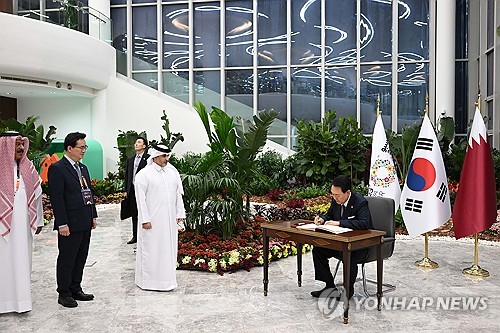 (도하=연합뉴스) 임헌정 기자 = 카타르를 국빈 방문한 윤석열 대통령이 24일(현지시간) 도하의 알 비다 공원에서 열린 도하 국제원예박람회의 한국관 방문에 앞서 방명록을 작성하고 있다. 2023.10.25 [공동취재] kane@yna.co.kr