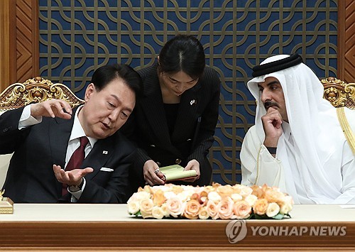(도하=연합뉴스) 진성철 기자 = 카타르를 국빈 방문 중인 윤석열 대통령이 25일(현지시간) 도하의 카타르 왕궁인 '아미리 디완'에서 열린 한·카타르 MOU 서명식에서 타밈 빈 하마드 알사니 카타르 국왕과 대화하고 있다.     2023.10.25 zjin@yna.co.kr