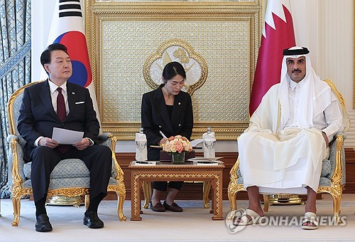 (도하=연합뉴스) 진성철 기자 = 카타르를 국빈 방문 중인 윤석열 대통령이 25일(현지시간) 도하의 카타르 왕궁인 '아미리 디완'에서 타밈 빈 하마드 알사니 카타르 국왕과 한·카타르 정상회담을 하고 있다. 2023.10.25 [공동취재] zjin@yna.co.kr