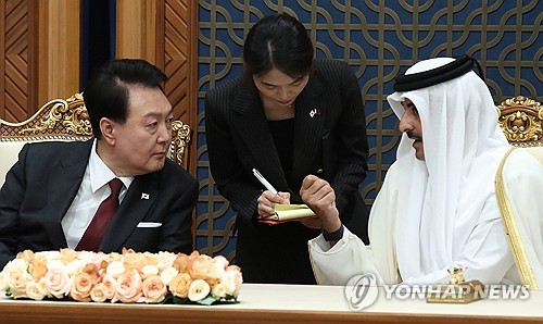 (도하=연합뉴스) 진성철 기자 = 카타르를 국빈 방문 중인 윤석열 대통령이 25일(현지시간) 도하의 카타르 왕궁인 '아미리 디완'에서 열린 한·카타르 MOU 서명식에서 타밈 빈 하마드 알사니 카타르 국왕과 대화하고 있다.     2023.10.25 zjin@yna.co.kr
