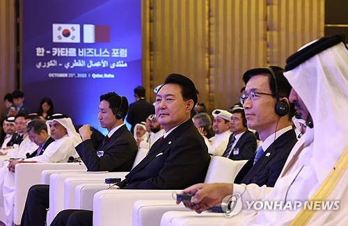 (도하=연합뉴스) 임헌정 기자 = 카타르를 국빈 방문 중인 윤석열 대통령이 25일(현지시간) 도하의 한 호텔에서 열린 한·카타르 비즈니스 포럼에 참석하고 있다. 오른쪽 부터 두번째 부터 방문규 산업부 장관, 윤 대통령, 정기선 HD현대 사장.  2023.10.25 kane@yna.co.kr