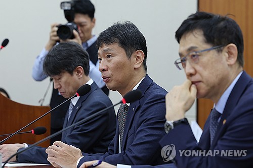 답변하는 이복현 금감원장