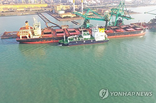 가스公, 하역과 연료 공급 동시에…국내 최초 성공_이효지