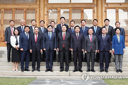 윤석열 대통령, 국회 상임위원장단 및 여야 원내대표와 기념촬영