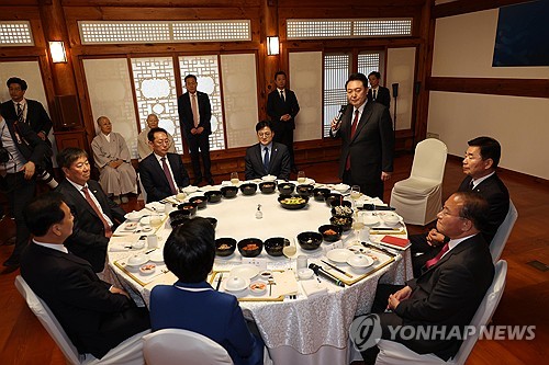 국회 상임위원장단 및 여야 원내대표 오찬 인사말하는 윤석열 대통령