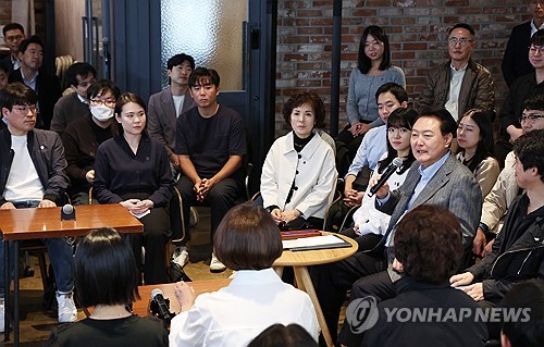 尹 "금융위·금감원, 정책자금 금리 관리 철저히 하라"(종합)_신윤우