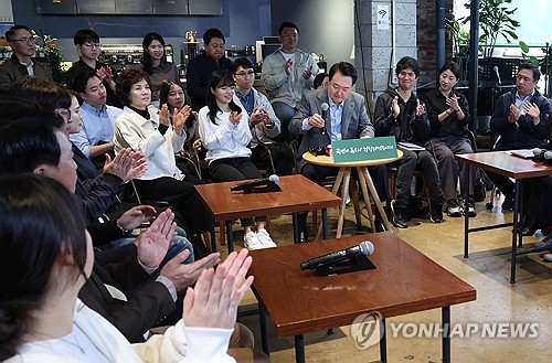 박수 받는 윤석열 대통령