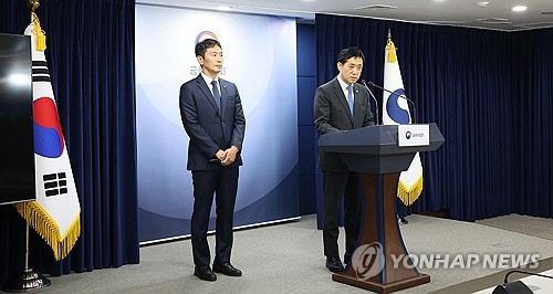 (서울=연합뉴스) 최재구 기자 = 김주현 금융위원장(오른쪽)과 이복현 금융감독원장이 5일 정부서울청사에서 임시 금융위원회를 마치고 공매도 제도와 관련한 브리핑을 하고 있다. 2023.11.5 jjaeck9@yna.co.kr