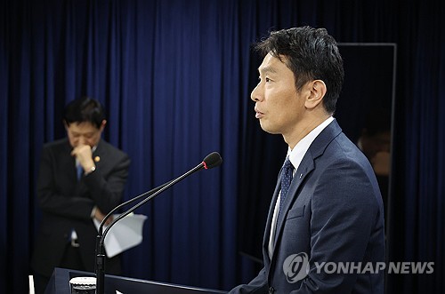 이복현 "은행 이자이익, 해외서 영업하는 삼성·LG·현대차보다 많아"_정원