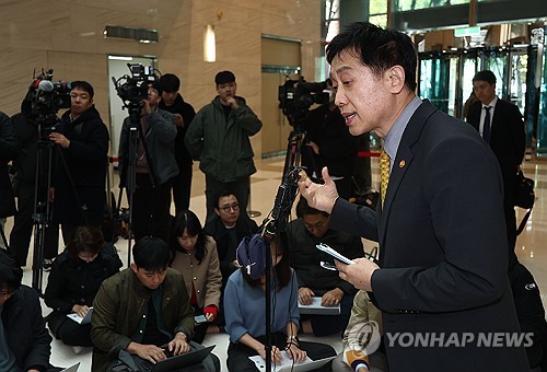 [고유권의 쿰파니스] 공무원 고통 분담의 시대_고유권