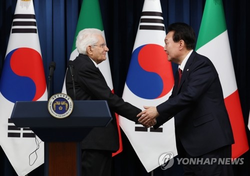 (서울=연합뉴스) 진성철 기자 = 윤석열 대통령이 8일 서울 용산 대통령실에서 한·이탈리아 공동언론발표를 마친 뒤 세르지오 마타렐라 대통령과 악수하고 있다.    2023.11.8 zjin@yna.co.kr