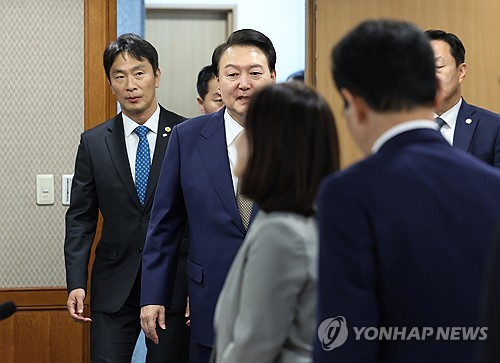 MB 이후 12년 만에 금감원 방문한 대통령…尹에 힘 실린 李_온다예