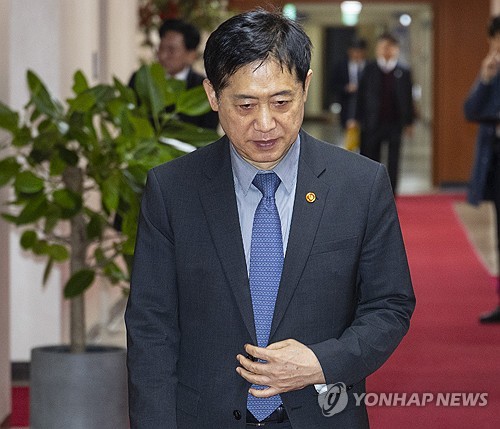 금융위원장 '코로나 확진'…금융지주 회장 간담회 내주 연기_정원