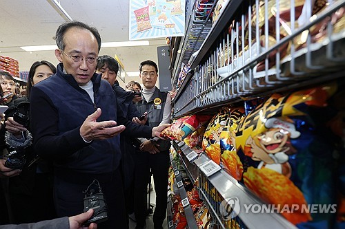 추경호 "식품기업, 중량 줄이는 것 정직한 판매 행위 아냐"(종합)_최욱