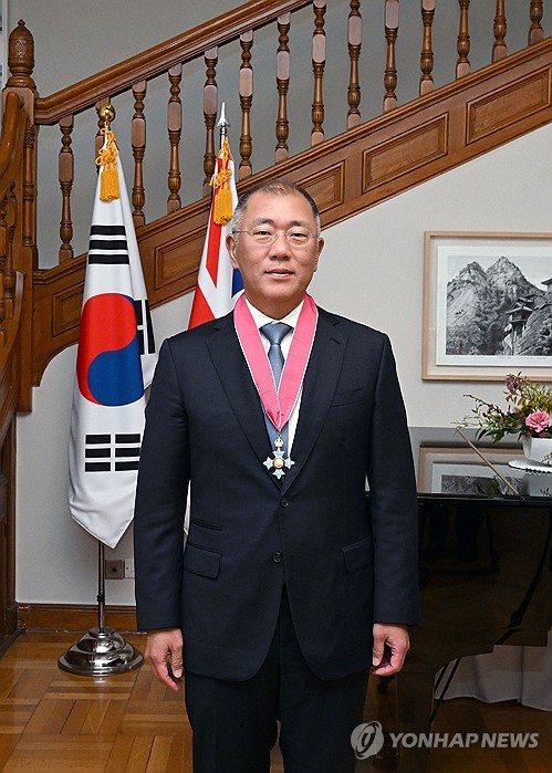 정의선 현대차 회장, 대영제국 지휘관 훈장 수훈…선대회장 이어 47년만_최정우