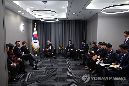 尹만난 팀쿡 "韓 협력·투자 지속"…GM "한국 생산 늘릴 것"_신윤우