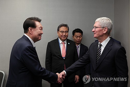 尹대통령, 미국서 팀 쿡 애플 CEO 접견…"한번 뵙고 싶었다"_신윤우