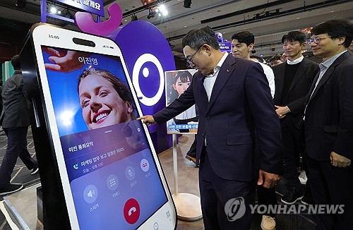 지난해 11월 SK 테크 서밋에서 SK텔레콤 에이닷 부스 살펴보는 유영상 사장