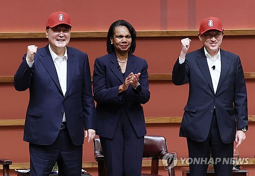 尹-기시다, 스탠퍼드대서 좌담회…첨단기술 협력 논의_신윤우