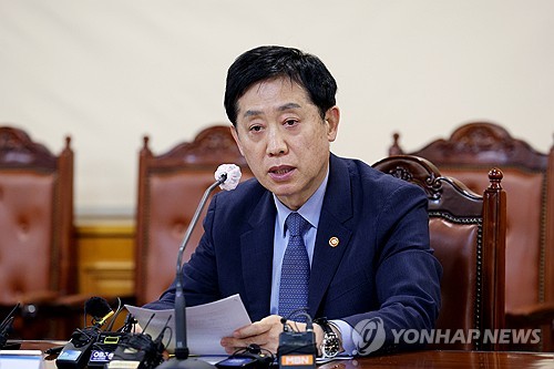 김주현, 상생금융 규모에 "횡재세 보면 최소한 바라는 정도 예상할 것"_정원