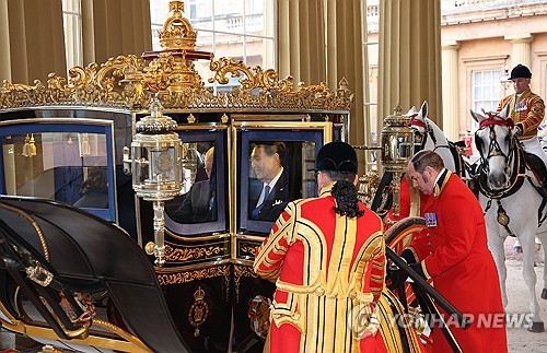 윤 대통령과 찰스 3세 국왕, 마차 타고 버킹엄궁 도착