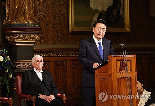 尹 "한영 FTA 개선해 공급망 협력 다질 것…협력 지평 확장"_신윤우