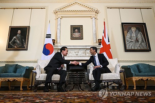 (런던=연합뉴스) 임헌정 기자 = 영국을 국빈 방문한 윤석열 대통령이 22일(현지시간) 런던 다우닝가 10번지 총리 관저에서 열린 리시 수낵 총리와의 한영 정상회담에서 악수하고 있다. 2023.11.23 [공동취재] kane@yna.co.kr