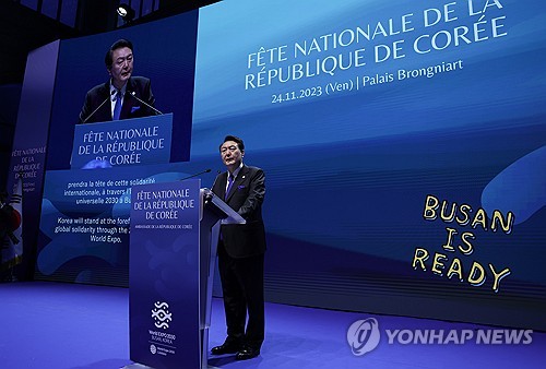 尹, 재계 총수들과 파리서 엑스포 유치전…"혁신적 엑스포 만들 것"_신윤우