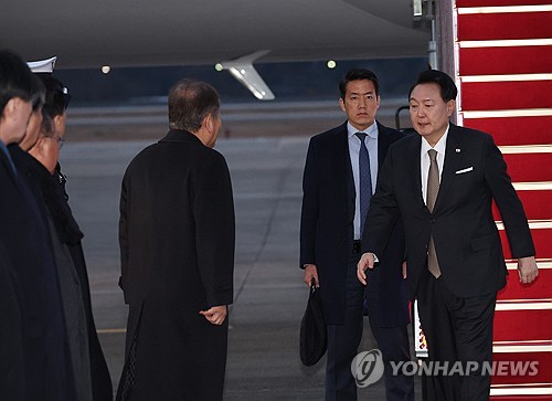 (성남=연합뉴스) 진성철 기자 = 영국 국빈 방문과 프랑스 방문 일정을 마친 윤석열 대통령이 26일 성남 서울공항에서 공군1호기편으로 귀국하며 마중나온 이상민 행안부 장관, 국민의힘 김기현 대표 등과 인사하고 있다. 2023.11.26 zjin@yna.co.kr