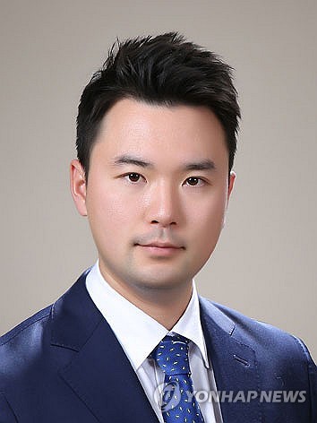 [기업 이모저모] '지분 0%의 후계자' 코오롱 이규호의 승부수_김경림