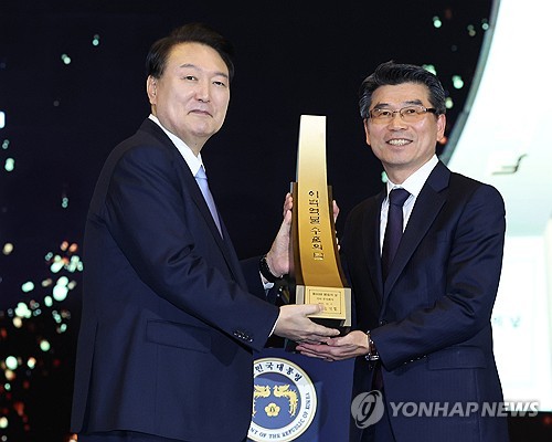 200억불 수출의 탑 친수한 윤석열 대통령