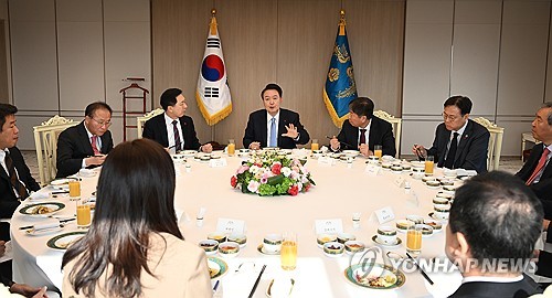 尹·국민의힘 지도부, 비공개 오찬…예산안 처리 등 논의_한종화