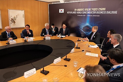(벨트호벤=연합뉴스) 임헌정 기자 = 네덜란드를 국빈 방문한 윤석열 대통령이 12일(현지시간) 벨트호벤 소재 ASML 본사에서 열린 한-네덜란드 반도체 기업인 간담회에서 발언하고 있다. 왼쪽부터 뤼크 반 덴 호버 IMEC 대표, 최태원 SK그룹 회장, 피터 베닝크 ASML 최고경영자(CEO), 윤 대통령, 빌럼-알렉산더르 국왕, 이재용 삼성전자 회장, 안드레아스 페처 ZEISS SMT 대표. 2023.12.13 [공동취재] kane@yna.co.kr